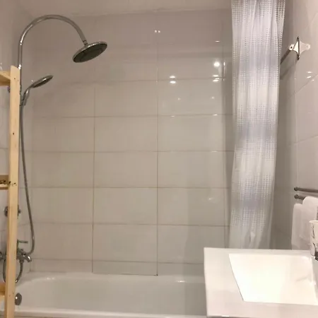 Cozy And Stylish Studio Apt - Just 800M From The Beach 아파트 *