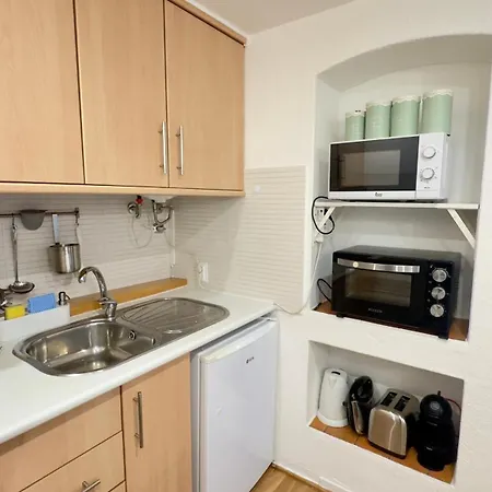 Cozy And Stylish - Just 800m From The